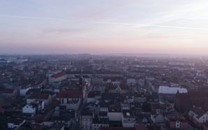 Widok z drona nad miastem Starogard Gdański - dużo domów i bloków na tle nieba